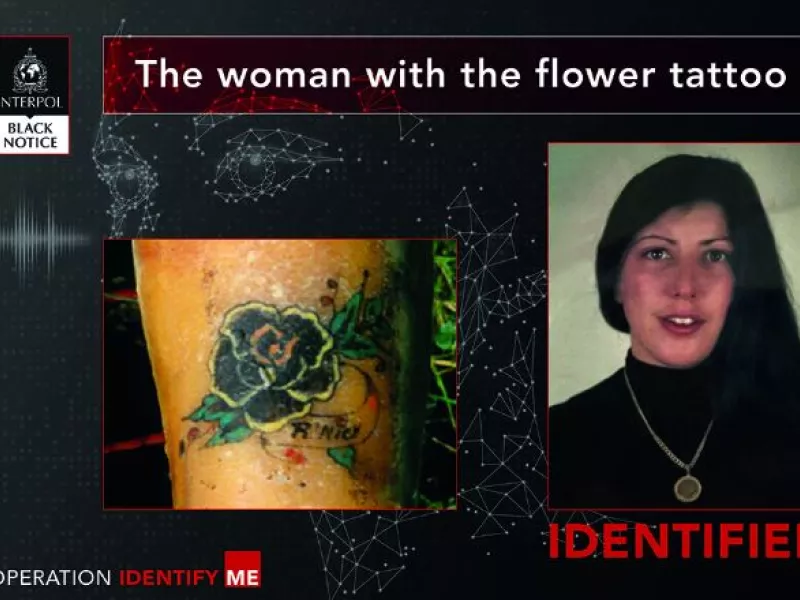 Η γυναίκα με το τατουάζ λουλούδι - Interpol