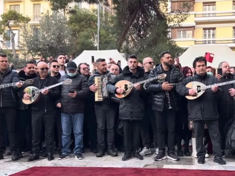 Η μπάντα  του Βασίλη Καρρά τον αποχαιρετά