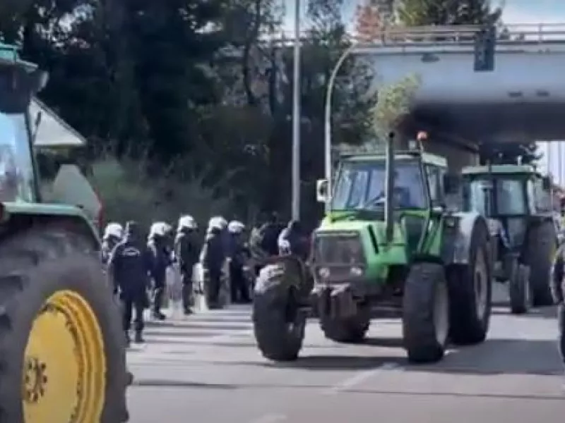 Αγρότες - Στον κόμβο Πλατυκάμπου το «κομβόι» των τρακτέρ