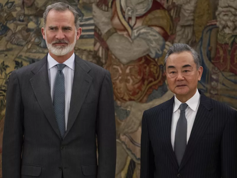 Spain's King Felipe VI , left, and China's Foreign Minister Wang Yi