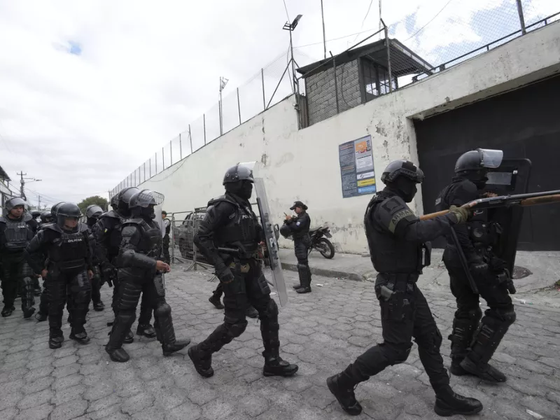 police and soldiers ecuador