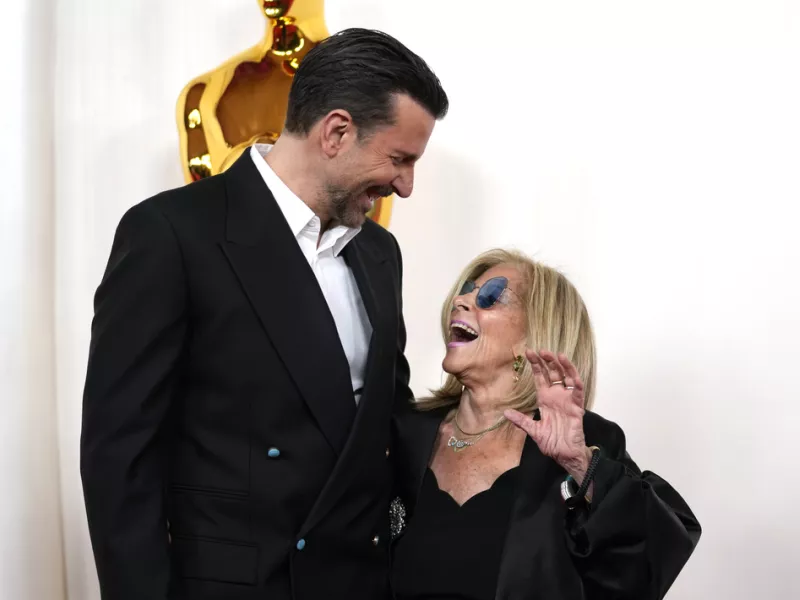 O Bradley Cooper με τη μητέρα του 