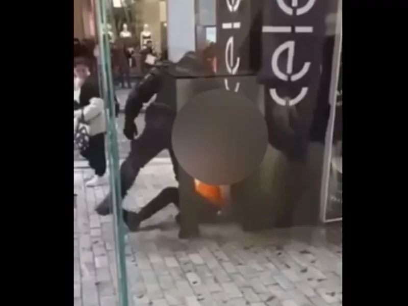 Μαρτυρίες για την επίθεση με μαχαίρι στην Ερμού: Τι είπε ο δράστης στην αστυνομία