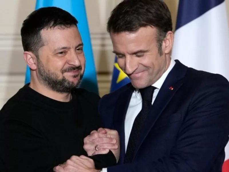 Τηλεφωνική επικοινωνία Μακρόν και Ζελένσκι για το ζήτημα της Ουκρανίας