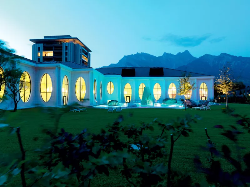 Amazing Hotels: Life Beyond the Lobby