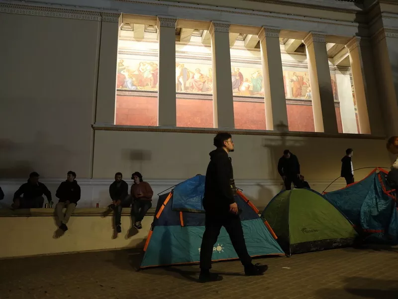 Φοιτητές έχουν τοποθετήσει σκηνές
