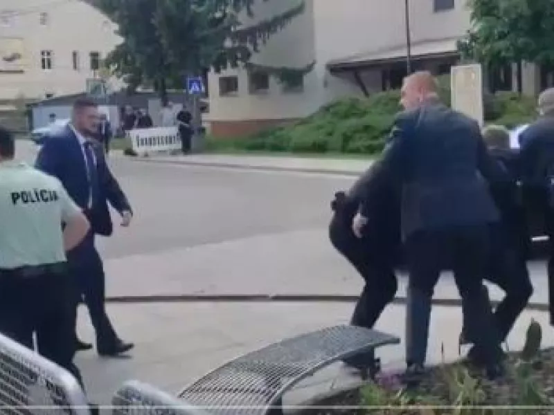 Σύμφωνα με αυτόπτες μάρτυρες, ακούστηκαν τουλάχιστον πέντε πυροβολισμοί όταν έγινε η επίθεση