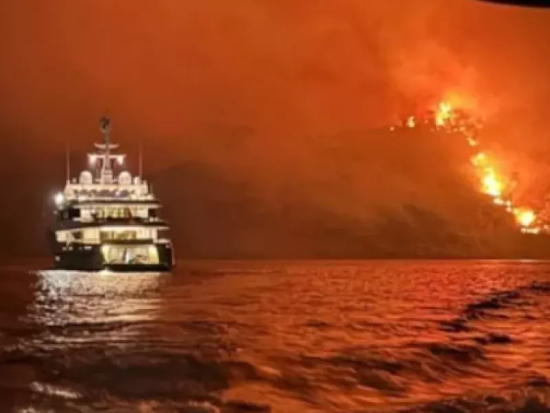 Φωτιά στην Υδρα: Ο καπετάνιος ανέλαβε την ευθύνη για ρίψη πυροτεχνημάτων
