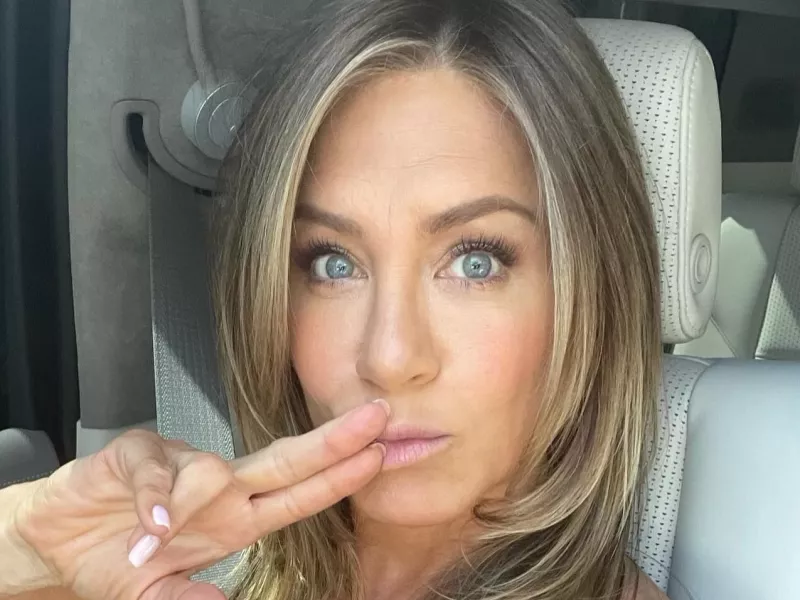 H Jennifer Aniston