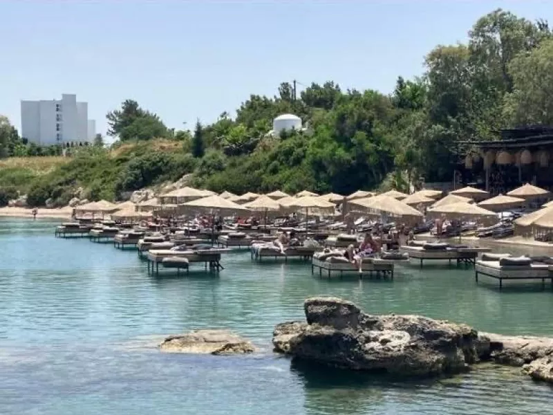 Η μάχη της ξαπλώστρας μόλις ξεκίνησε - Χατζηδάκης για παραβάσεις στον Αιγιαλό