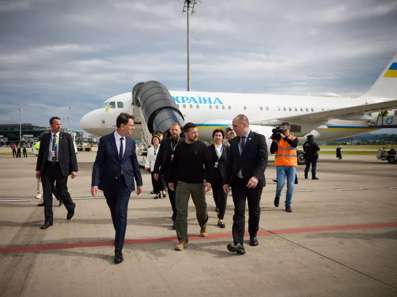 Στη Γερμανία ο Ζελένσκι: Πιέζει τη Δύση για περισσότερα όπλα μεγάλου βεληνεκούς