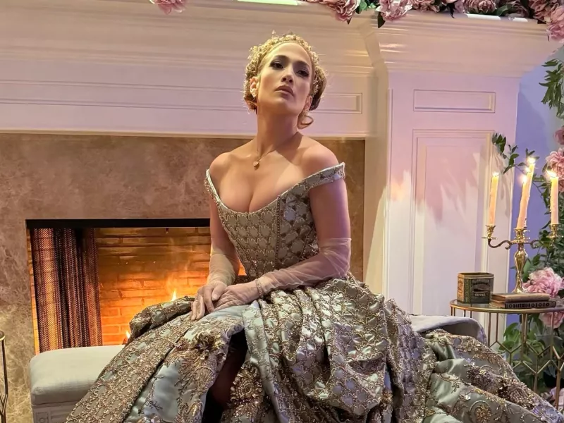 Jennifer Lopez:Το απίθανο Bridgerton party γενεθλίων (χωρίς τον Ben Affleck)