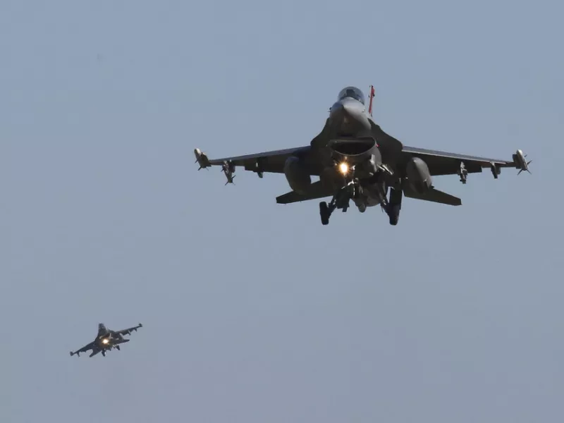 F16