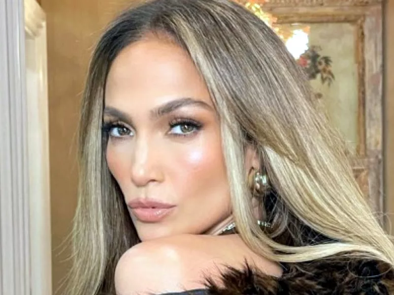 Η Jennifer Lopez δοκίμασε την τάση των butter yellow nails για το καλοκαίρι