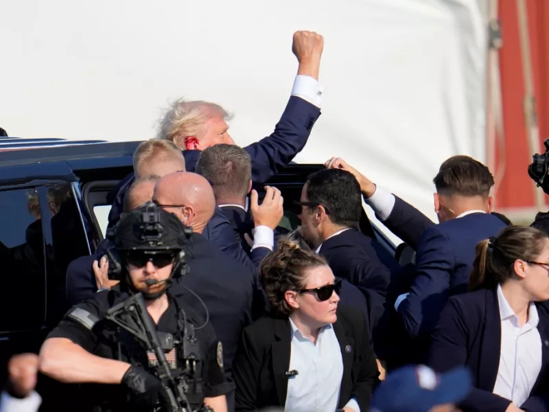 Politico: Η υψωμένη γροθιά του Τραμπ αλλάζει τα δεδομένα - Κατήφεια στο «στρατόπεδο» των Δημοκρατικών