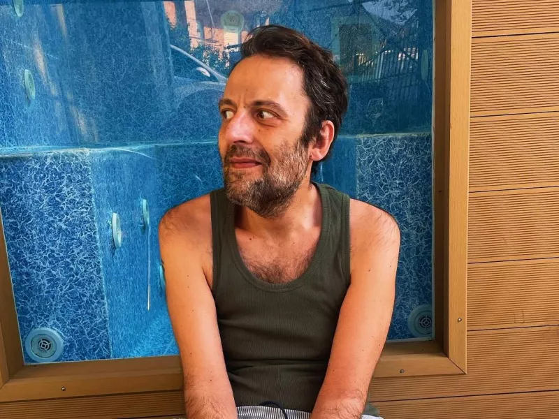 Αύγουστος Κορτώ: Η viral φωτογραφία με το βιβλίο του που τον έκανε να ζητήσει συγγνώμη