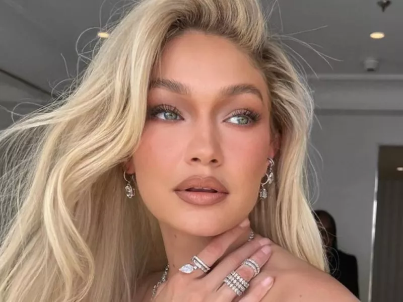 Το beauty trick για να ταιριάζεις το ρουζ με το κραγιόν σου σε κάθε μακιγιάζ