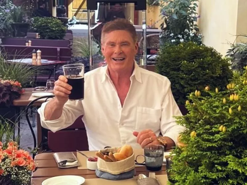 O David Hasselhoff έγινε για πρώτη φορά παππούς και κλαίει από χαρά
