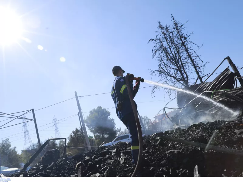 Πρόστιμα 4.640 ευρώ για πυρκαγιά από πρόθεση στους 2 συλληφθέντες ανήλικους στη Γλυφάδα 