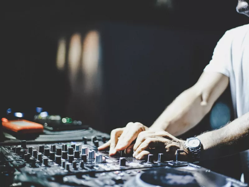 Dj