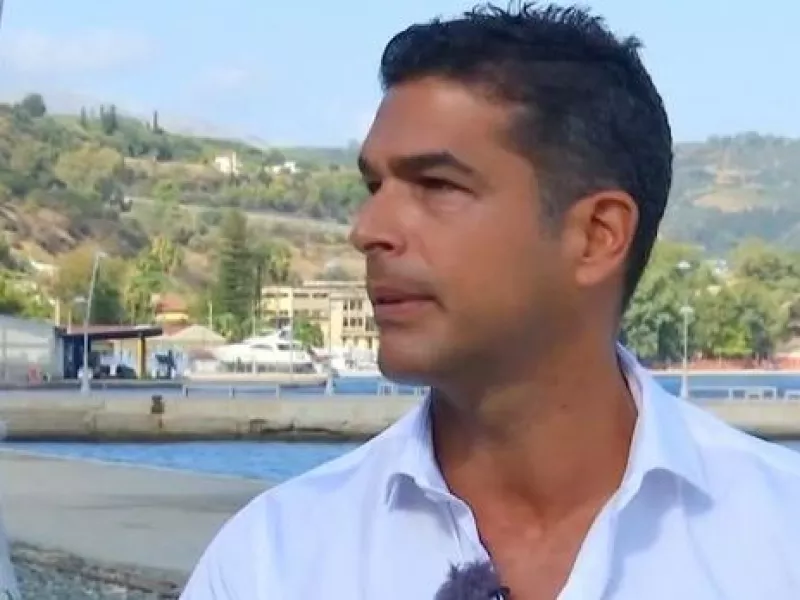 Νίκος Αναδιώτης: Ο λόγος που αποφάσισαν με τη γυναίκα του να μην αλλάξουν τίποτα στη ζωή τους παρά την εκλογή του στην Ευρωβουλή