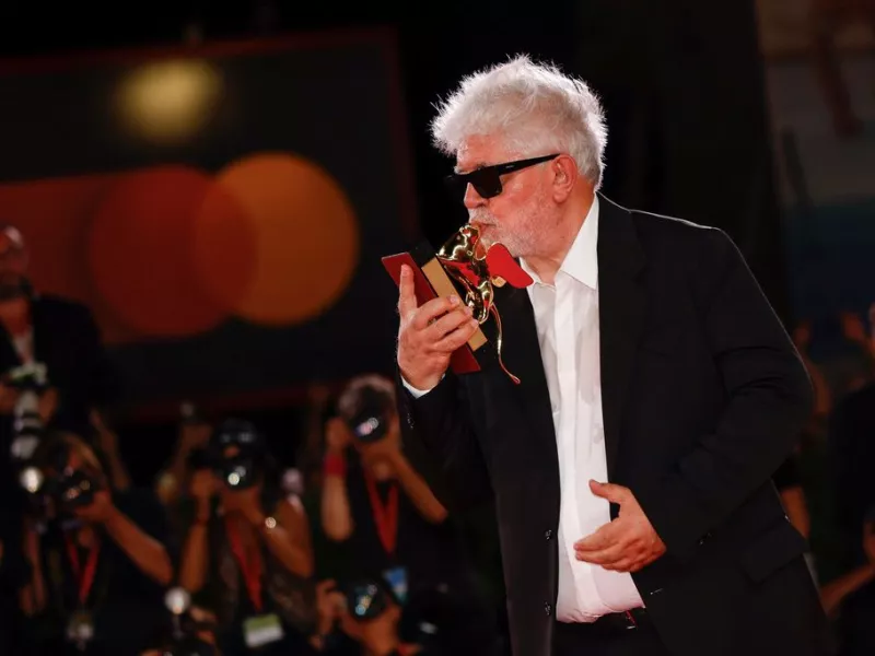 Pedro Almodovar: Χρυσό Λέοντα στην Βενετία για το The Room Next Door