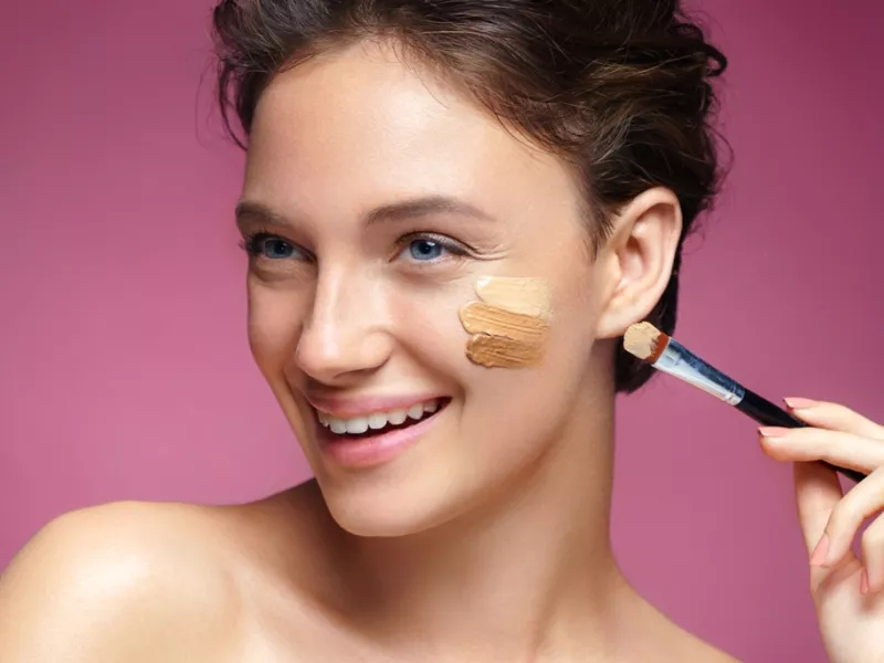Concealer ή Foundation: Ποιο έρχεται πρώτο;