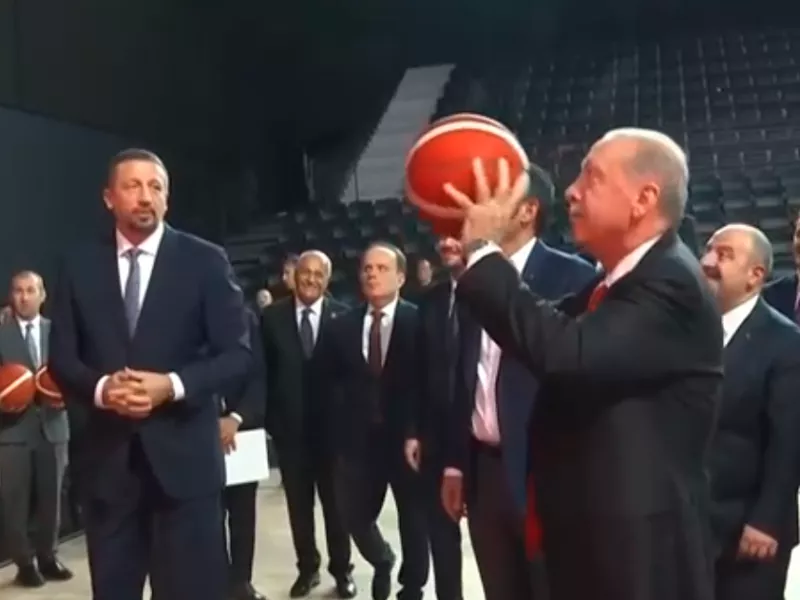 Ερντογάν: Έπαιξε μπάσκετ στα εγκαίνια για το νέο «σπίτι» του αθλήματος στην Τουρκία