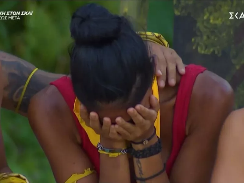 Survivor: Η Παρασκευή κλαίει που μαθαίνει οτι έχει έρθει η αδερφή της που επίσης κλαίει, αλλού για άλλον λόγο