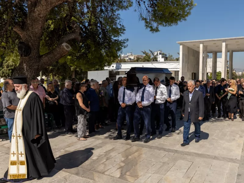 Συντρετριμμένη και υποβασταζόμενη η σύζυγος του Γιάννη Μόρτζου στην κηδεία του