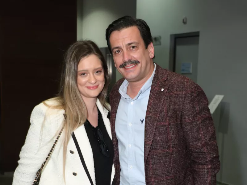 Ο Θάνος Κιούσης πήγε στο αεροδρόμιο να παραλάβει τη γυναίκα του κρατώντας πλακάτ. Πώς αντέδρασε εκείνη;