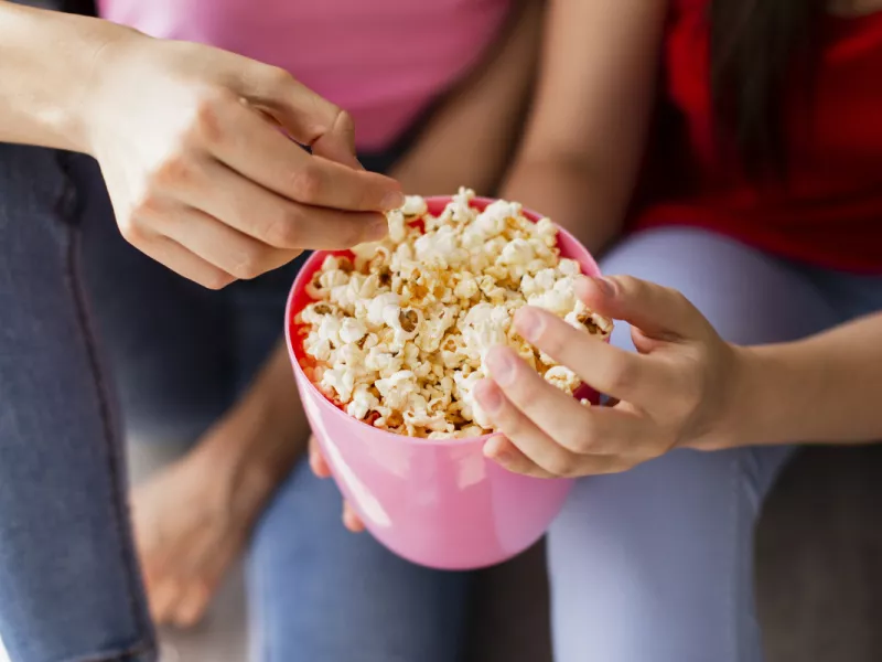 Popcorn: 6 τρόποι για να κάνεις το αγαπημένο σου σνακ πιο υγιεινό