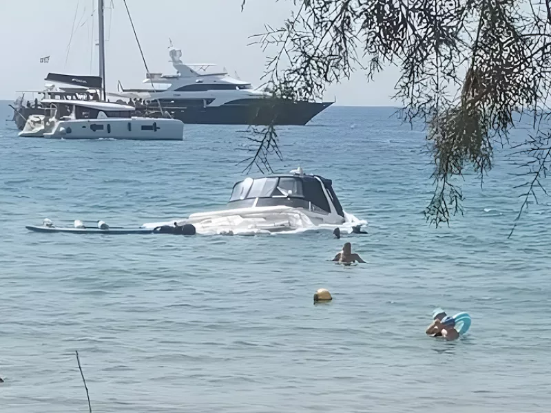 Βουλιαγμένη: Ημιβύθιση σκάφους δίπλα σε λουόμενους 