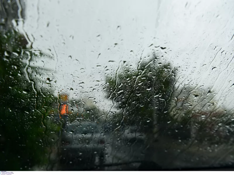 Βροχή σε τζάμι αυτοκινήτου