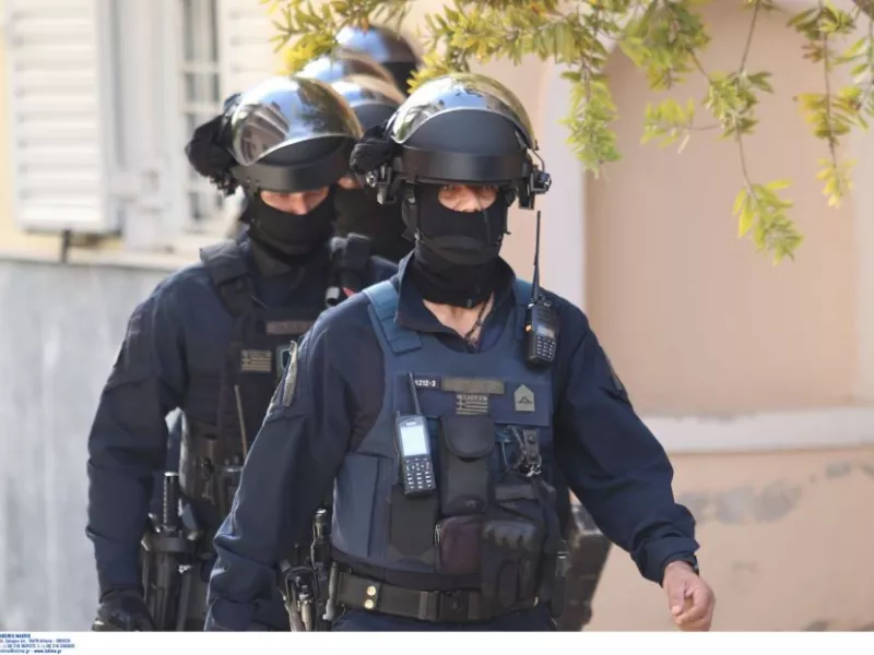 Περιστέρι: Νοσηλευτής έχει ταμπουρωθεί σε σπίτι ψυχιάτρου - Απειλεί να αυτοκτονήσει