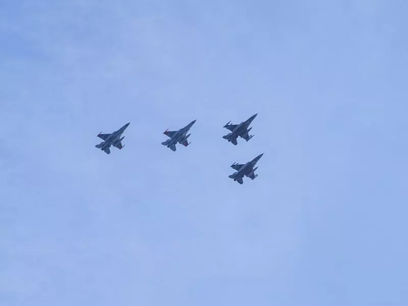 F16