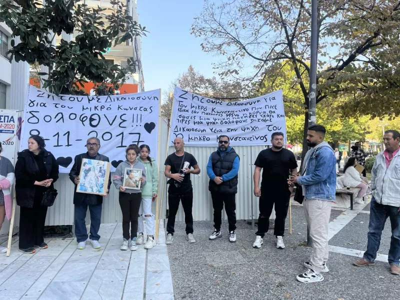 Συγγενείς του 12χρονου έξω από το Εφετείο Λάρισας
