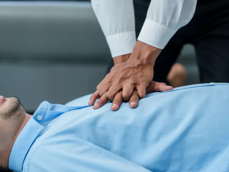 Οι πρώτες βοήθειες σε περίπτωση ανακοπής καρδιάς – Πώς κάνουμε ΚΑΡΠΑ