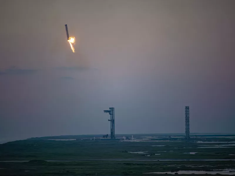SpaceX: Νέες εντυπωσιακές φωτό του Μασκ με τους ρομποτικούς βραχίονες να «πιάνουν» τον Super Heavy Booster