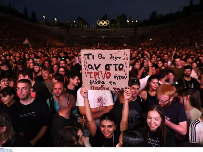 Κατάμεστο το Καλλιμάρμαρο στη συναυλία για τα Τέμπη 