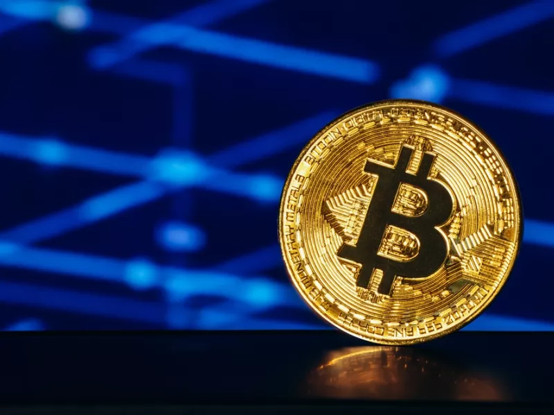 Bitcoin: Νέο ιστορικό υψηλό - Ξεπέρασε τα 121.000 δολάρια