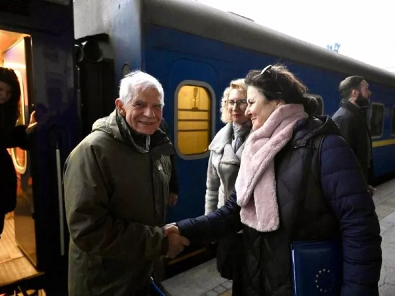 Στο Κίεβο ο Μπορέλ - Ένας νεκρός και13 τραυματίες από ρωσική επίθεση στην Οδησσό 