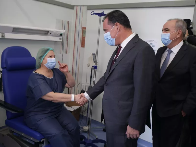 Eπίσκεψη Γεωργιάδη στο Οφθαλμιατρείο Αθηνών για δωρεάν απογευματινά χειρουργεία