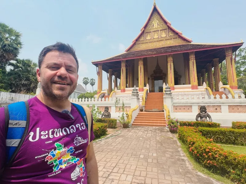  Happy Traveller 