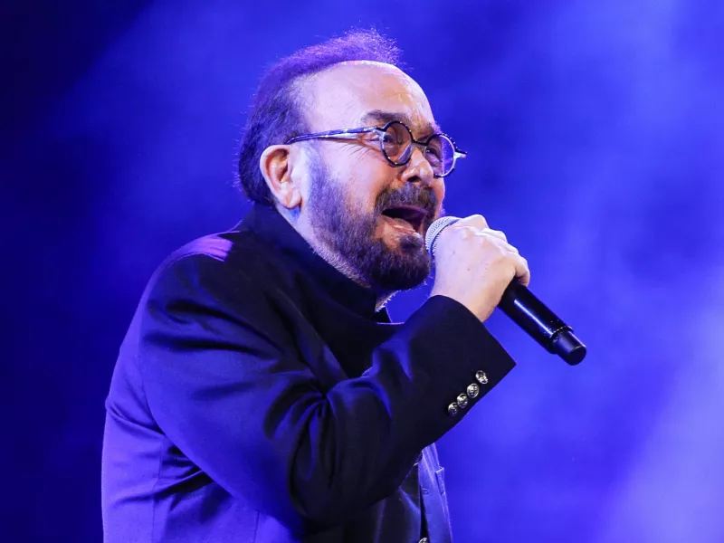 Σταμάτης Γονίδης: «Έγραφα τραγούδια σε τραγουδιστές για να με παίρνουν μαζί τους για δουλειά»