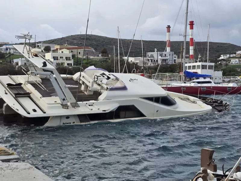 θαλαμηγός Σύρος 