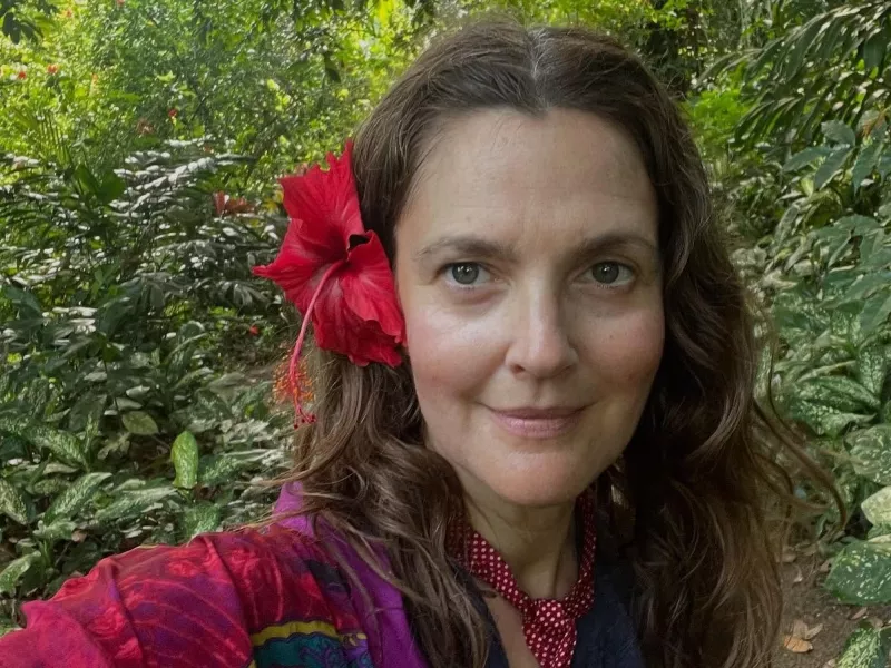 Η Drew Barrymore για την προεμμηνόπαυση: «Ξαφνικά ένιωσα να ανάβω σαν καλοριφέρ»