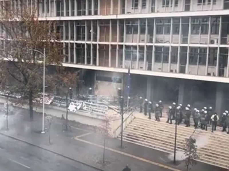 Θεσσαλονίκη:Επεισόδια μεταξύ ΜΑΤ και αντιεξουσιαστών έξω από το Δικαστικό Μέγαρο 
