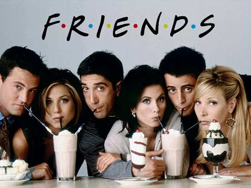 Friends: Αποχαιρετούμε τα Φιλαράκια από το Netflix με τα 20 top λάθη της λατρεμένης σειράς!