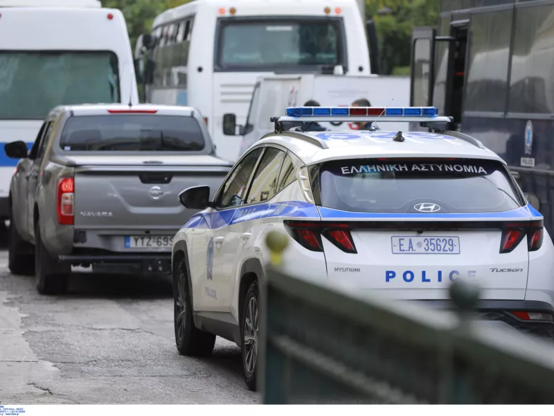 Μεταγωγή στο εισαγγελέα του δράστη της γυναικοκτονίας στους Αμπελόκηπους